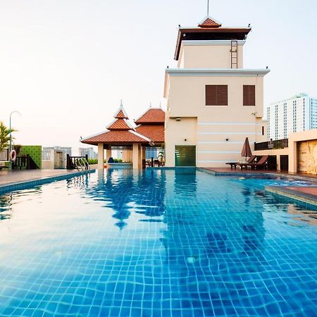 Aiyara Palace Pattaya Ngoại thất bức ảnh The swimming pool at the hotel