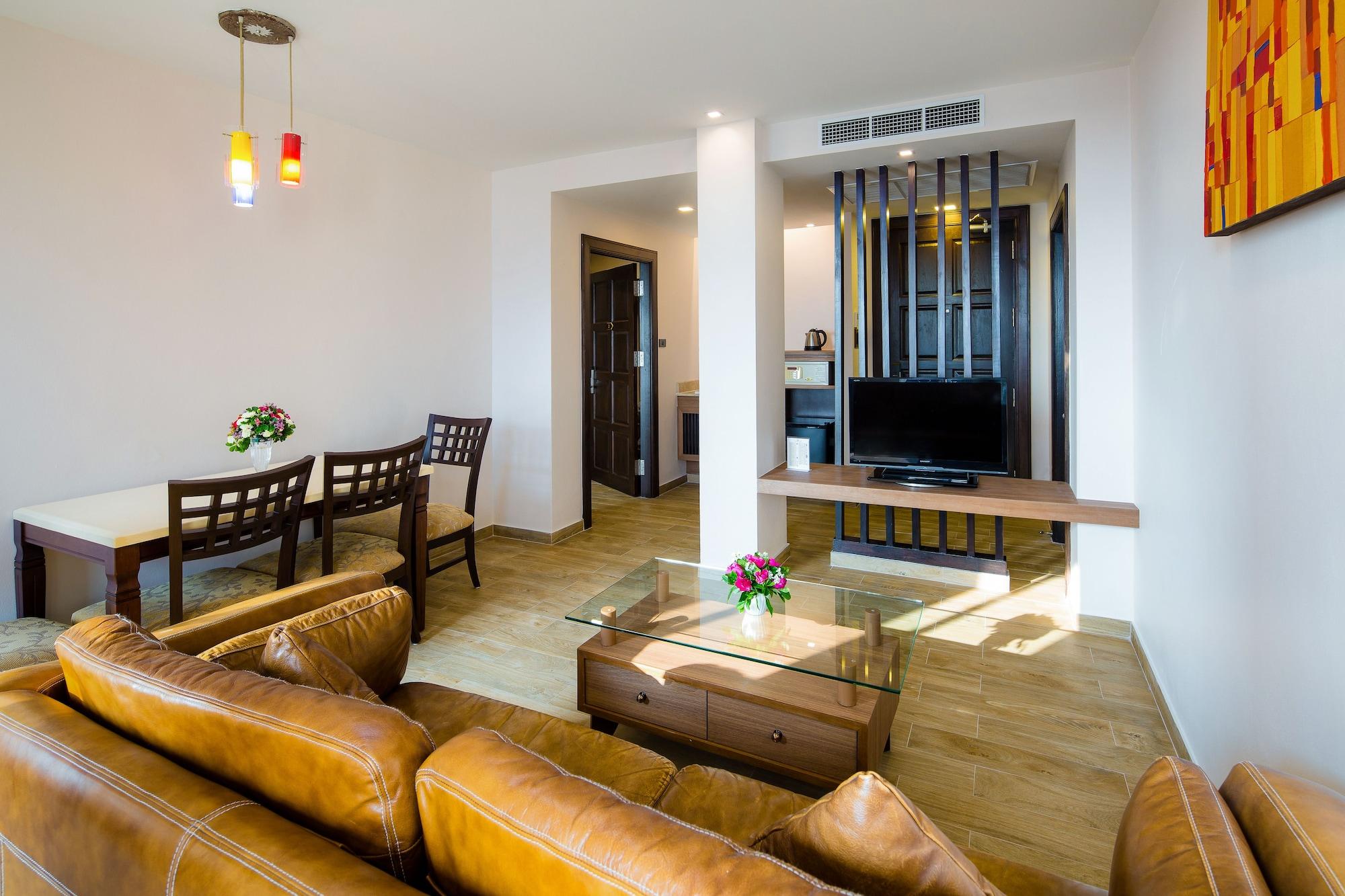 Aiyara Palace Pattaya Ngoại thất bức ảnh A living room in a serviced apartment in Hanoi, Vietnam