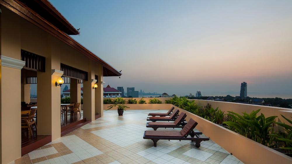 Aiyara Palace Pattaya Ngoại thất bức ảnh Rooftop pool at the Royal Thai Hotel