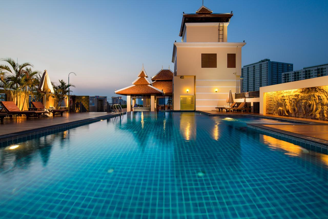 Aiyara Palace Pattaya Ngoại thất bức ảnh The swimming pool at the U Sathorn