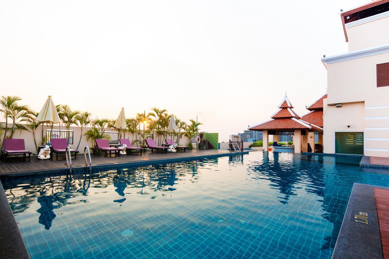 Aiyara Palace Pattaya Ngoại thất bức ảnh The swimming pool at the hotel