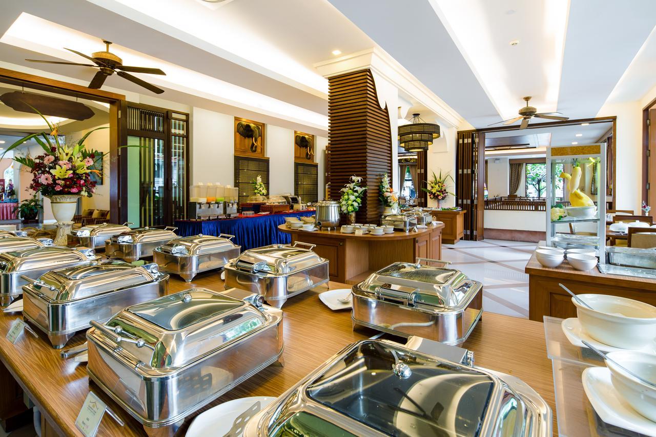 Aiyara Palace Pattaya Ngoại thất bức ảnh A buffet at a hotel
