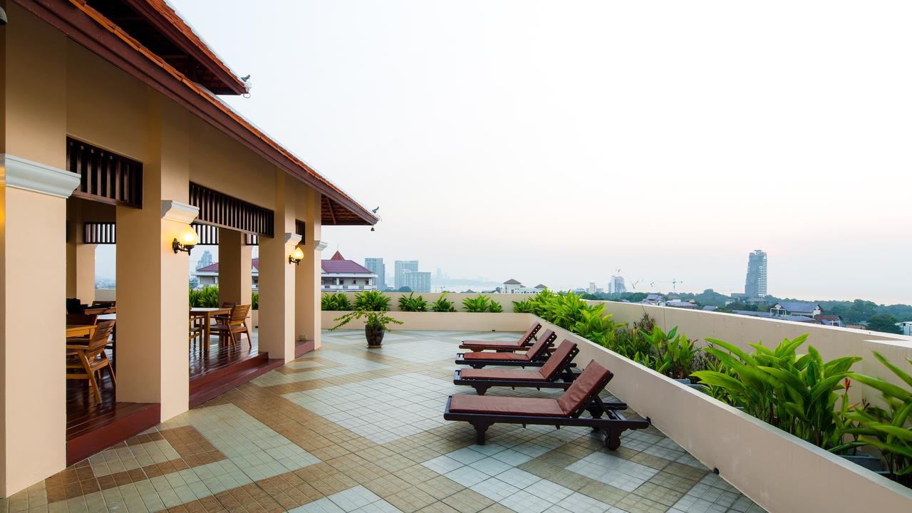 Aiyara Palace Pattaya Ngoại thất bức ảnh Rooftop pool at the Royal Thai Hotel