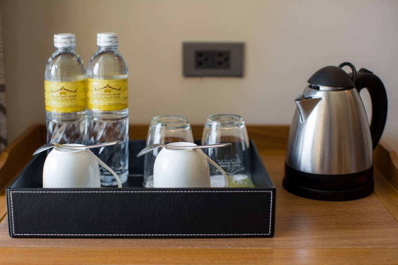 Aiyara Palace Pattaya Ngoại thất bức ảnh Bottled water and a kettle in a hotel room