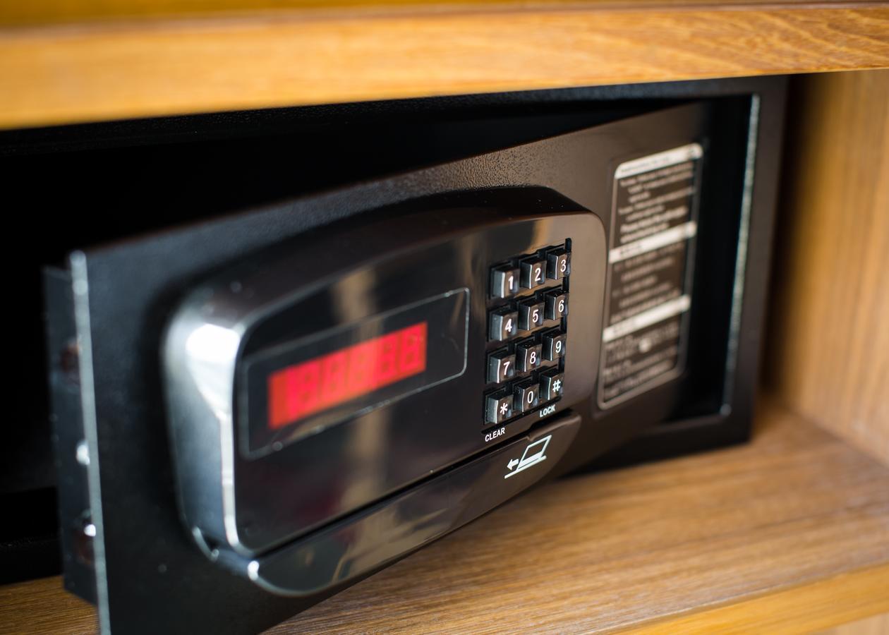 Aiyara Palace Pattaya Ngoại thất bức ảnh A safe with a digital keypad