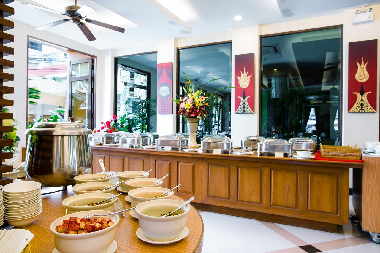 Aiyara Palace Pattaya Ngoại thất bức ảnh A buffet at a hotel