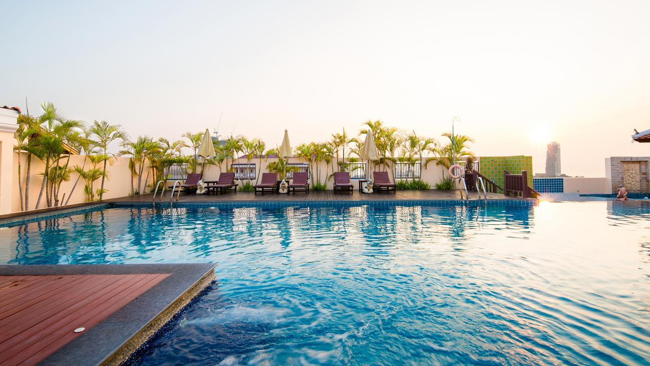 Aiyara Palace Pattaya Ngoại thất bức ảnh The swimming pool at the hotel