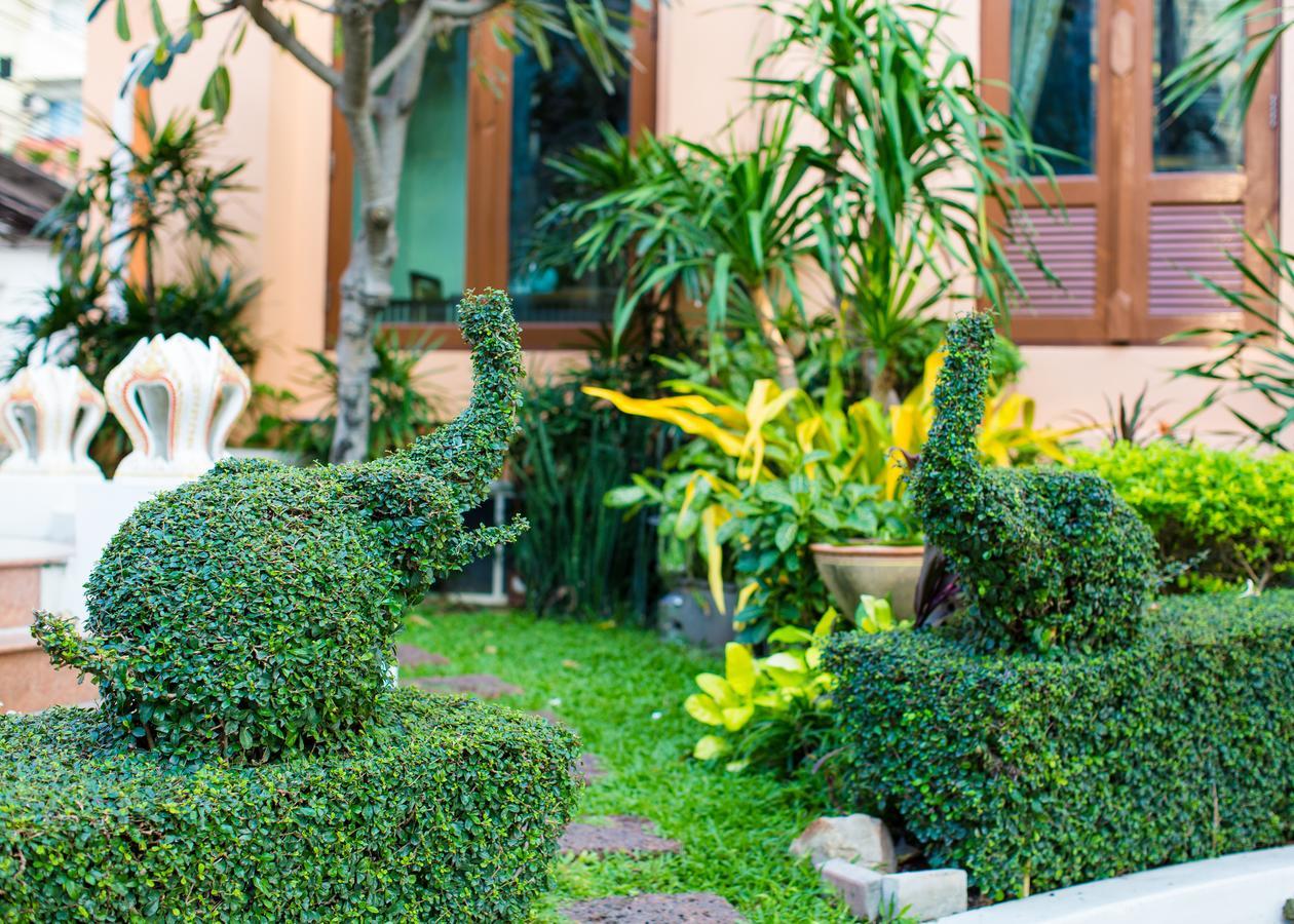 Aiyara Palace Pattaya Ngoại thất bức ảnh A garden in Thailand