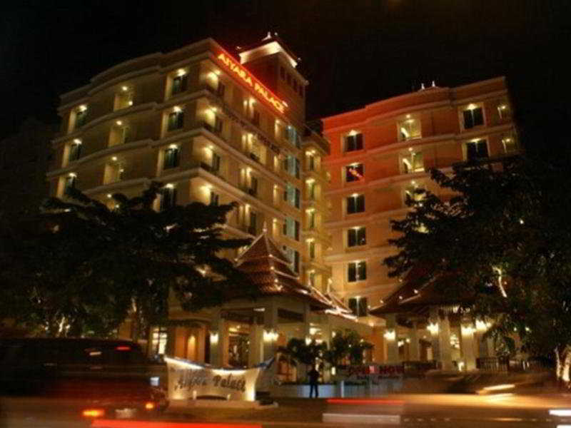 Aiyara Palace Pattaya Ngoại thất bức ảnh The hotel at night