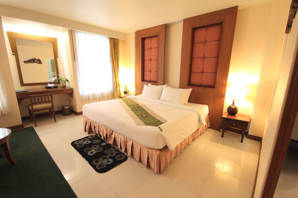 Aiyara Palace Pattaya Ngoại thất bức ảnh A bedroom at the Royal Thai Hotel