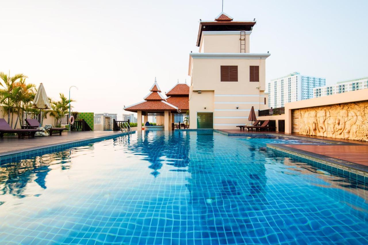 Aiyara Palace Pattaya Ngoại thất bức ảnh The swimming pool at the hotel